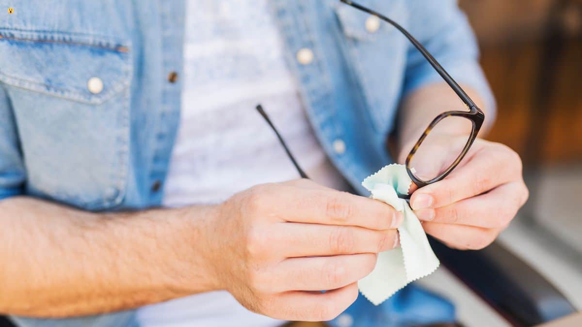 Bye-bye la saleté sur vos lunettes : le meilleur conseil pour des verres comme neufs