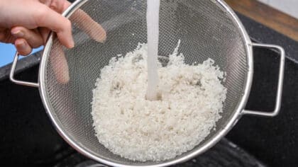 La bonne façon de laver et de cuire le riz selon des cuisiniers pour en garder tous ses bienfaits