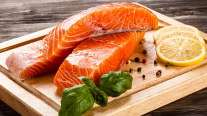 L’astuce infaillible pour cuire votre saumon sans qu’il ne colle à la poêle et sans qu’il se dessèche