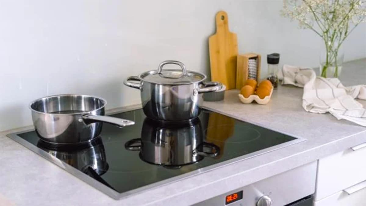 L’ingrédient pour nettoyer votre plaque de cuisson comme neuve sans frotter ni la rayer, c’est magique