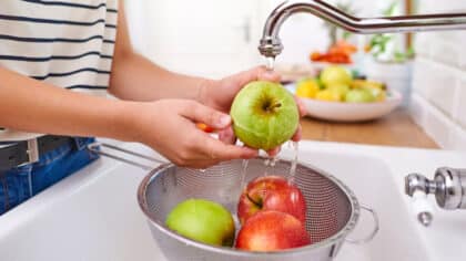 Ce petit geste que tout le monde oublie est indispensable avant de laver vos fruits et légumes