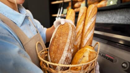 Adieu le pain rassis : un boulanger révèle l’astuce efficace pour le conserver frais durant des jours