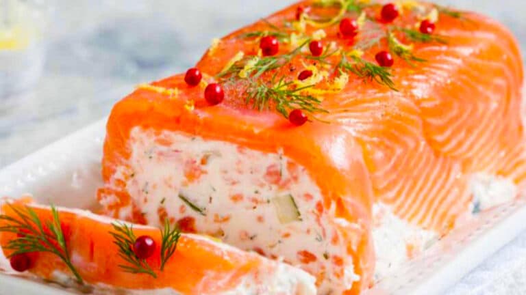 En manque d'inspiration pour votre entrée de Noël ? Cette terrine de saumon rapide à faire est la meilleure option