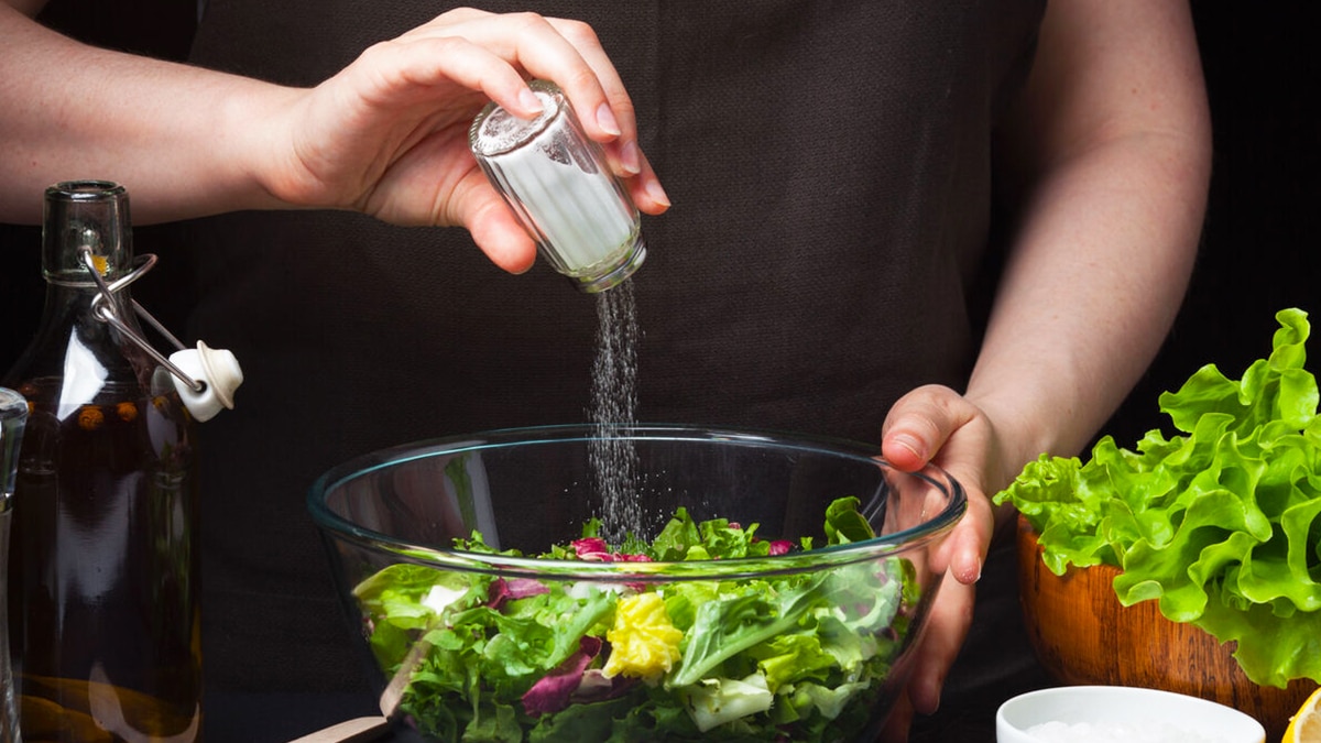 L’astuce surprenante pour diminuer votre utilisation du sel en cuisine, selon ce célèbre médecin