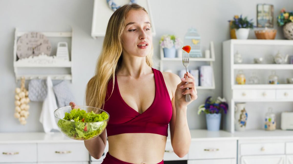 Le réflexe à adopter avant de passer à table pour perdre du poids facilement selon une nutritionniste