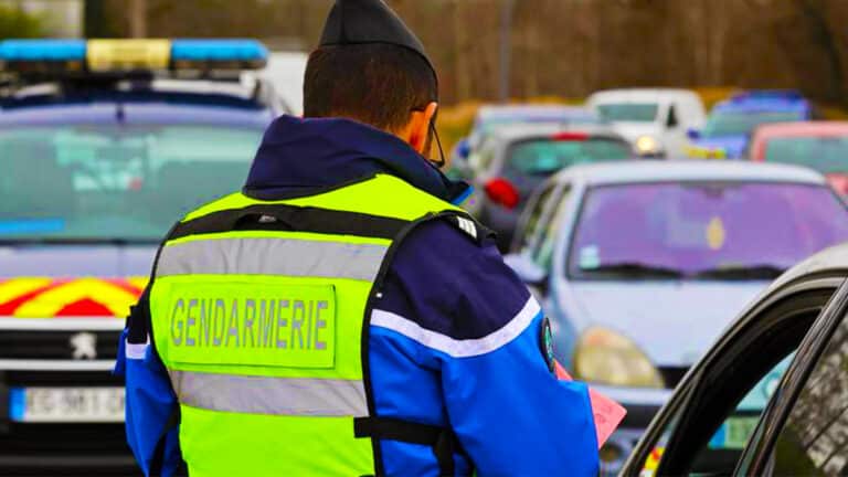 135 €, 3 points et 3 ans du suspension de permis pour les conducteurs qui ont cette habitude au volant