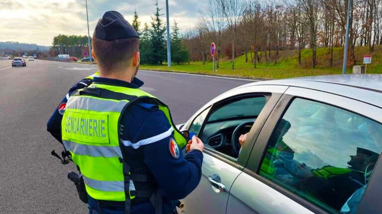 2 équipements obligatoires en voiture : les conducteurs encourent des amendes de 135 à 750 €