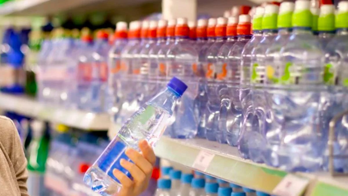 Cette marque d’eau en bouteille emblématique en supermarché serait contaminée à l’arsenic