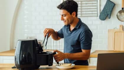 Des experts lancent une alerte santé sur cet aliment que nous cuisinons tous à l’AirFryer, une erreur à bannir