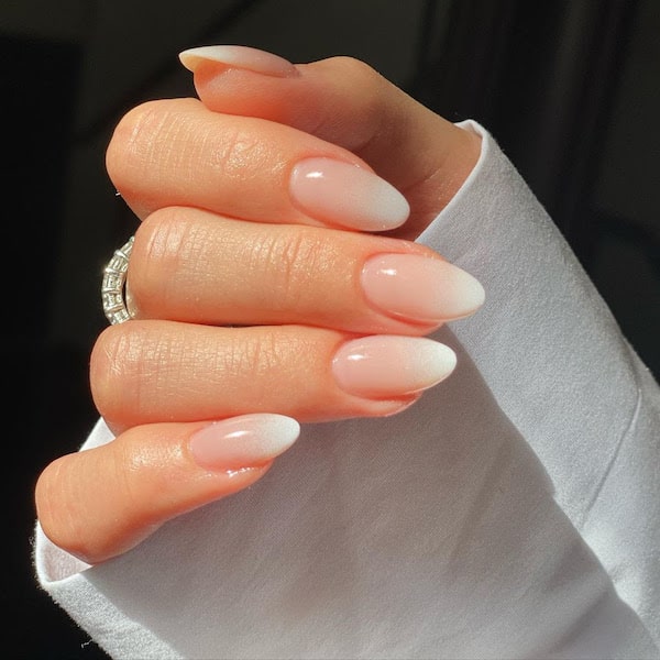 Dites adieu à la French manucure : cette nouvelle tendance d’ongles ombrés débarque en France