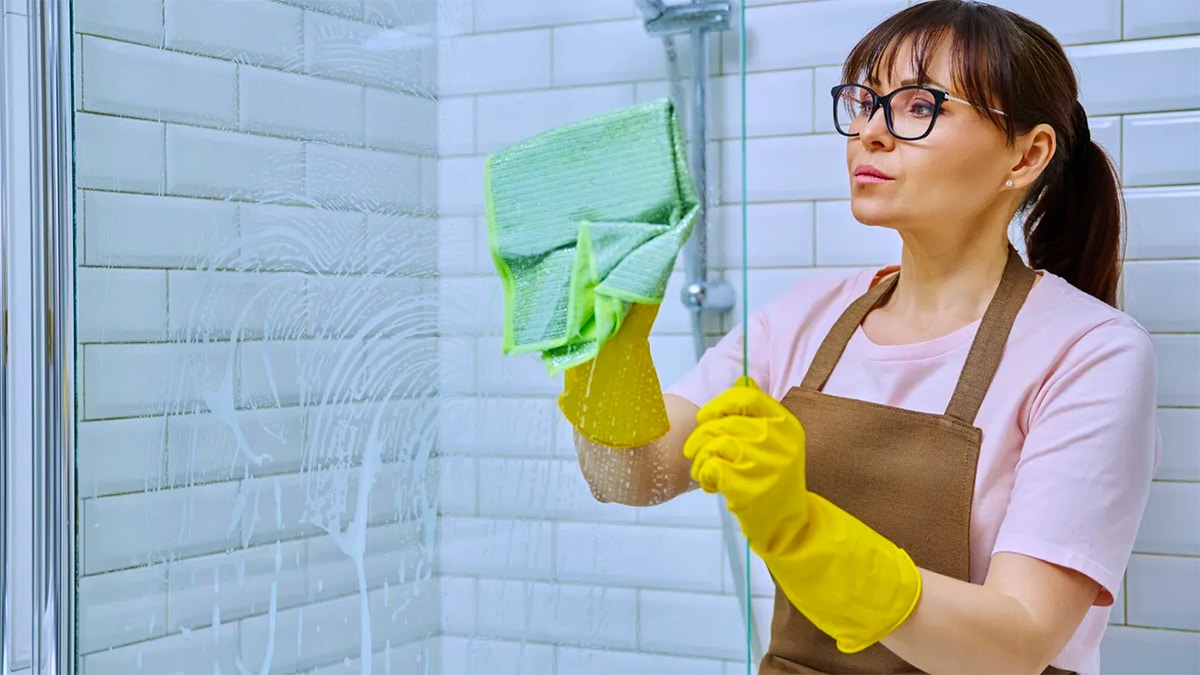 L’astuce radicale des hôtels pour nettoyer les parois de douche comme neuves et sans traces