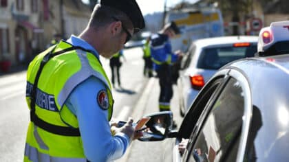 Les automobilistes qui font ce geste au volant risquent 3 ans de suspension du permis, 135 € et 3 points en moins