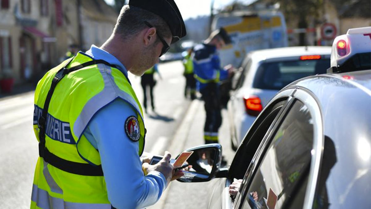 Les automobilistes qui font ce geste au volant risquent 3 ans de suspension du permis, 135 € et 3 points en moins