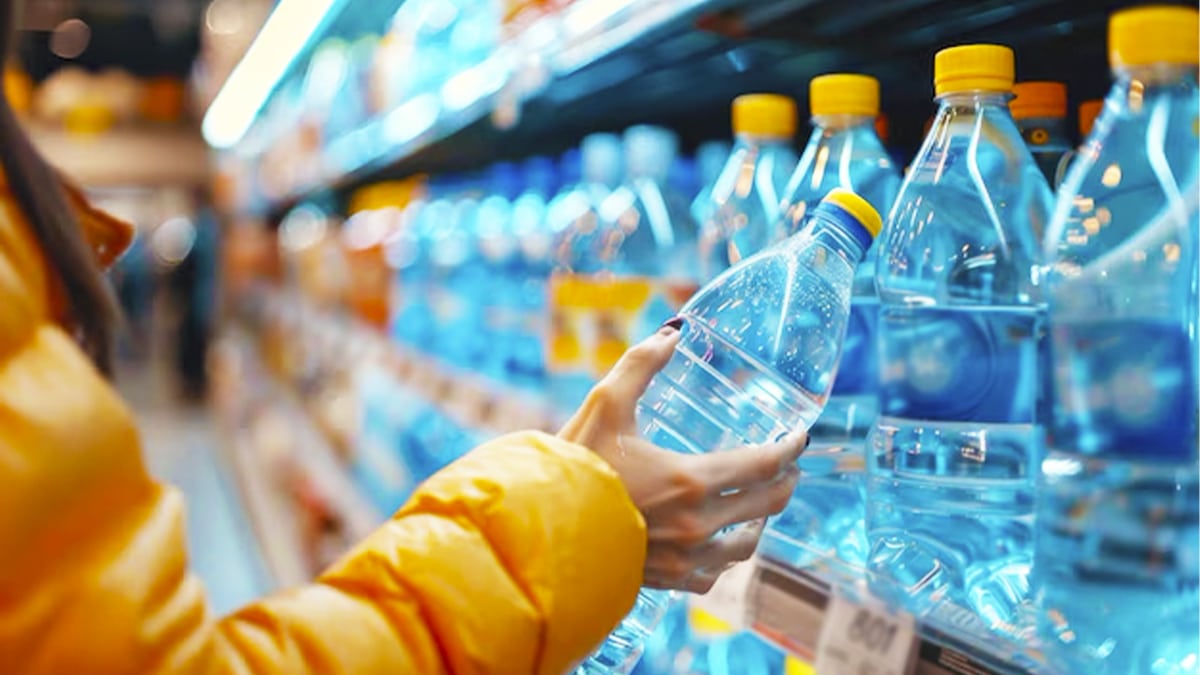 Les chercheurs alertent sur l’eau en bouteille : vous devriez arrêter de la boire selon cette étude