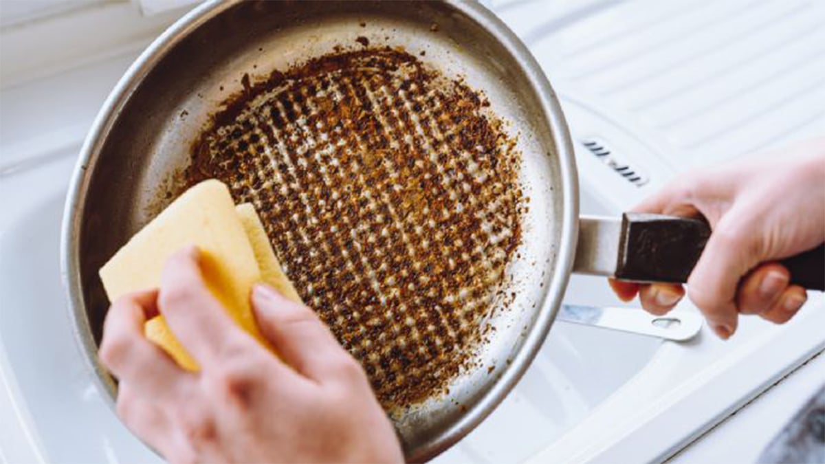 Ni bicarbonate ni vinaigre: l’ingrédient magique pour éliminer la graisse brûlée de vos poêles en un instant