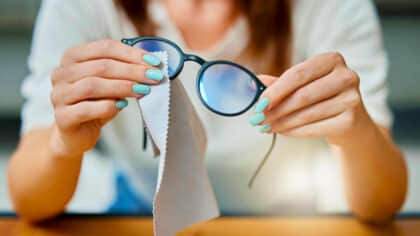 L’astuce imparable pour nettoyer vos lunettes comme neuves sans lingettes ni chiffons