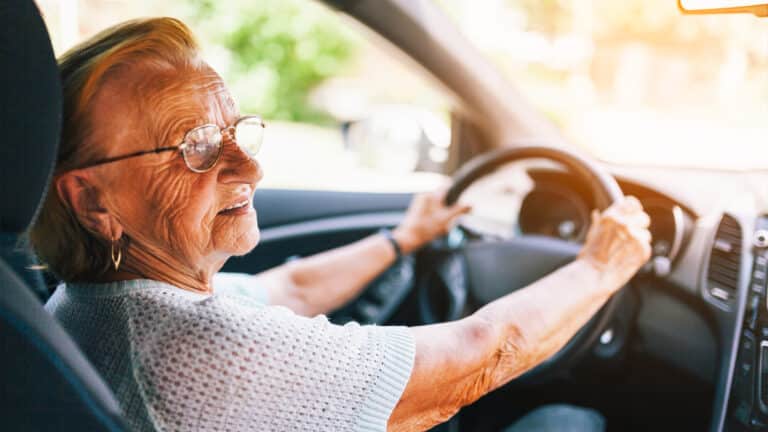 Permis de conduire : les automobilistes de plus de 65 ans devront-ils bientôt se signaler ?