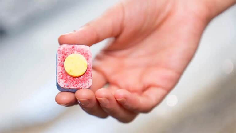 Adieu les produits de salle de bain: l'astuce de la pastille de lave-vaisselle que de plus en plus de gens utilisent