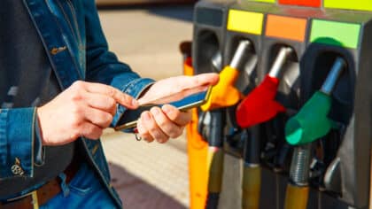 Automobilistes : les meilleures applications gratuites pour trouver le carburant le moins cher