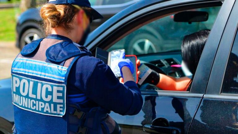 Cette habitude que de nombreux automobilistes ont en voiture peut coûter une lourde amende