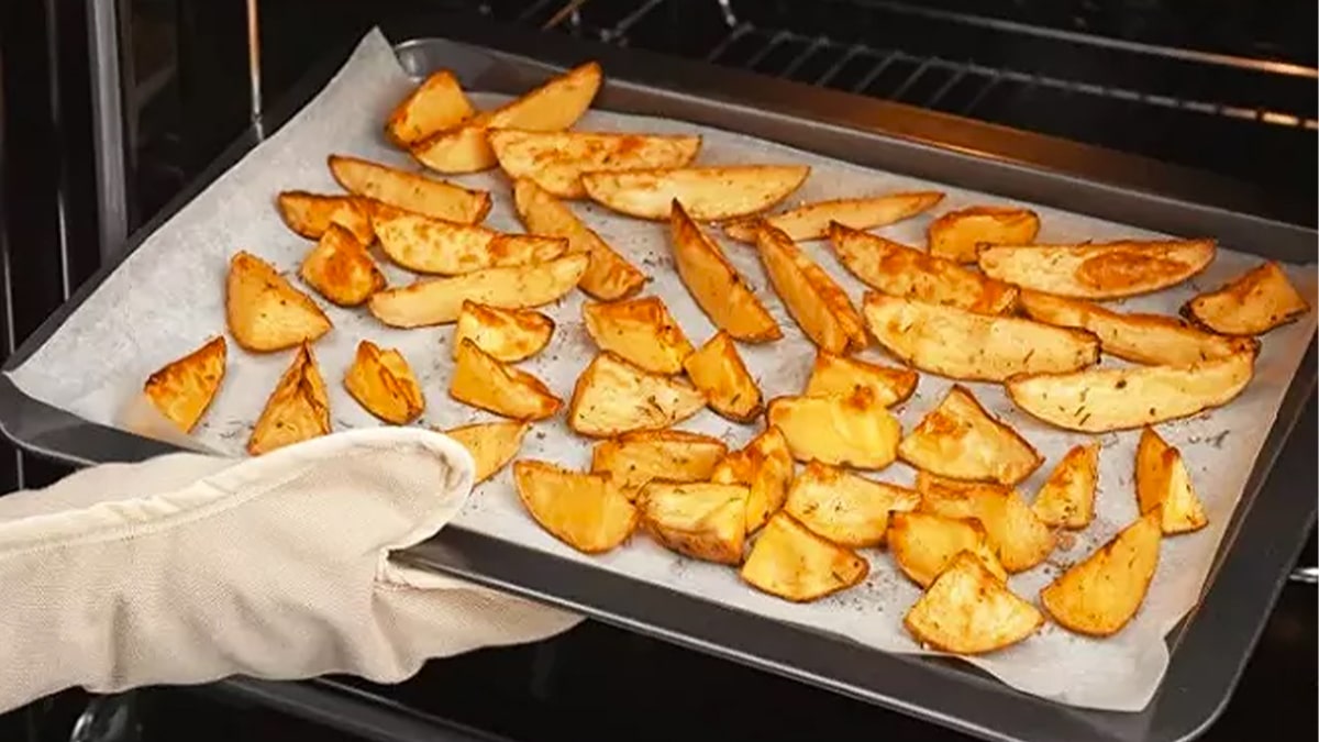 Ni crues ni sèches : l’astuce d’un chef étoilé pour que les pommes de terre au four cuisent plus vite