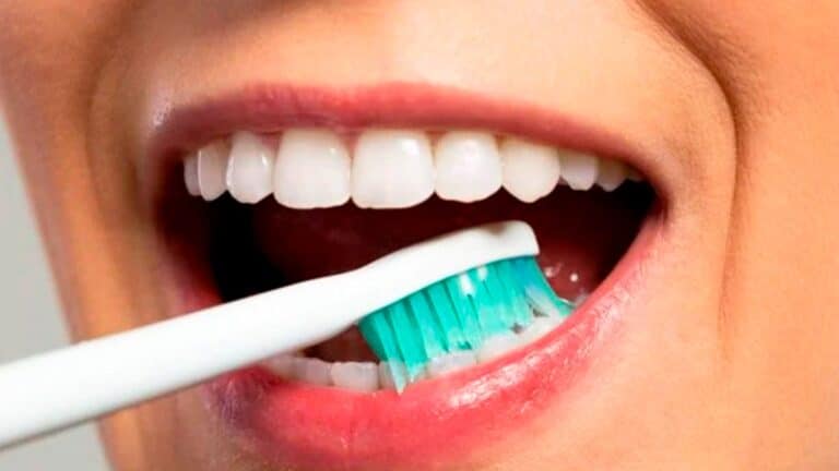 Un dentiste dévoile la raison pour laquelle vous ne devriez pas vous brosser les dents dès que vous mangez