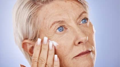 Adieu les crèmes visage : cette astuce maison apporte du collagène et éradique les rides après 60 ans