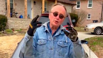 Ce mécanicien de 55 ans d’expérience alerte sur cette énorme arnaque dans les garages