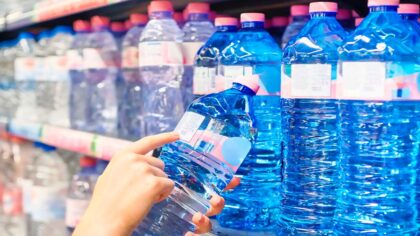 Ce type de bouteilles d’eau est très nocif pour la santé, voire un poison: les meilleures alternatives