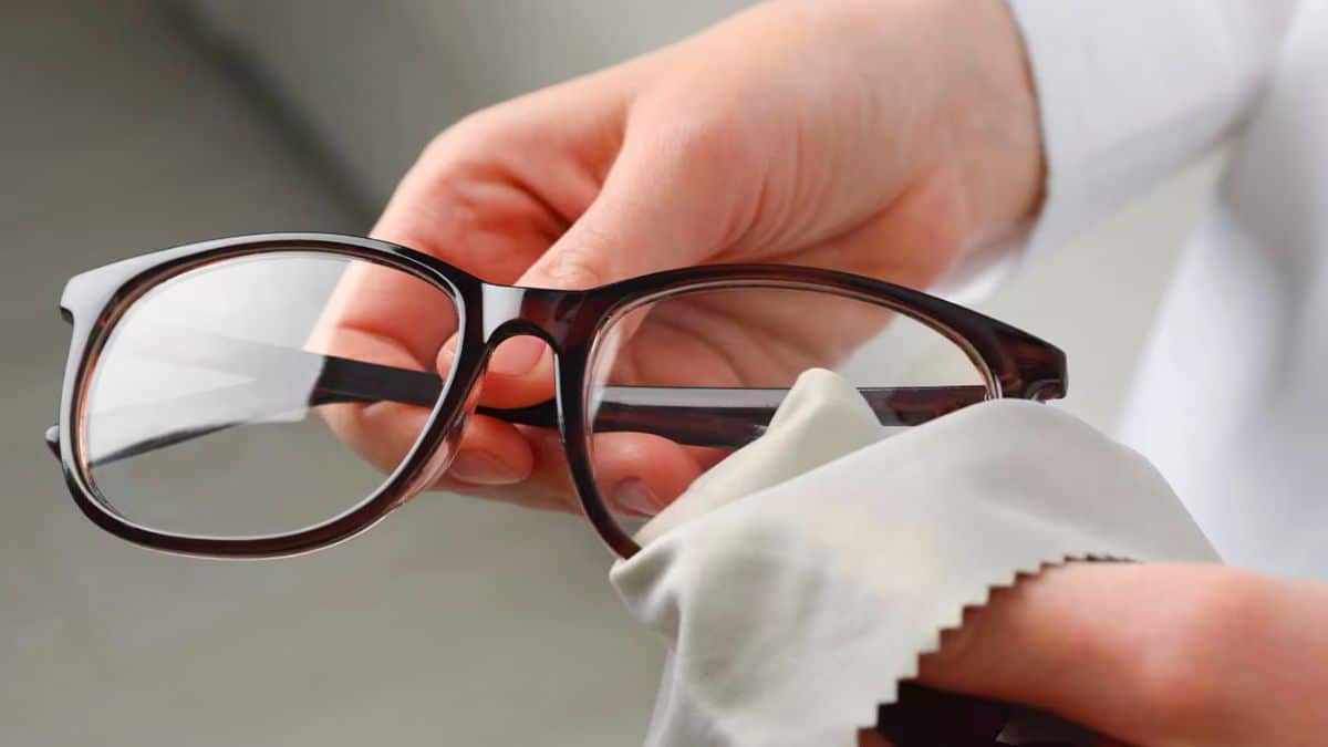 Ces astuces de génie pour nettoyer vos lunettes et les garder impeccables sans chiffon ni liquide, selon un opticien