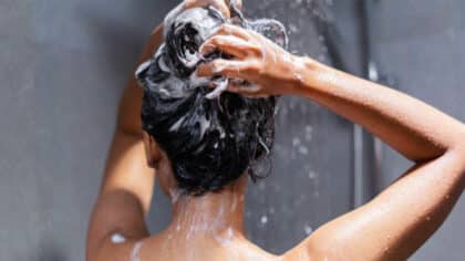 La fréquence idéale à laquelle vous devriez vous laver les cheveux pour les garder en bonne santé