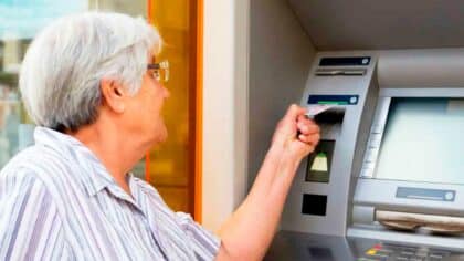 L’astuce pour se protéger des vols à la carte bancaire: la meilleure défense pour les seniors selon des experts