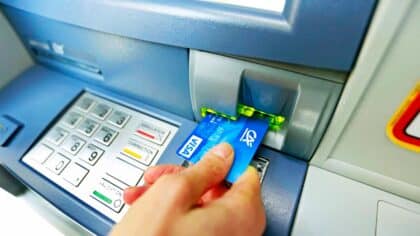 Le geste à faire avant de mettre votre CB dans un distributeur pour éviter d’être arnaqué