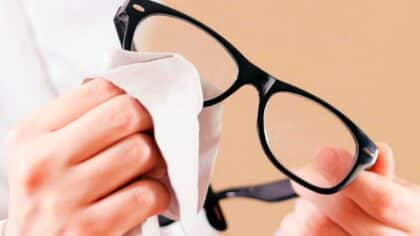 Ne nettoyez jamais plus vos lunettes de cette façon : voici comment le faire correctement