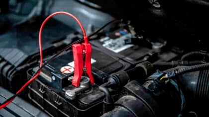 Ni pinces ni chargeur: l’astuce d’un mécanicien pour démarrer votre voiture si vous n'avez plus de batterie