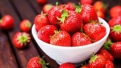 Ni vinaigre ni bicarbonate : la méthode pour nettoyer les fraises et éviter qu’elles ne mûrissent trop vite