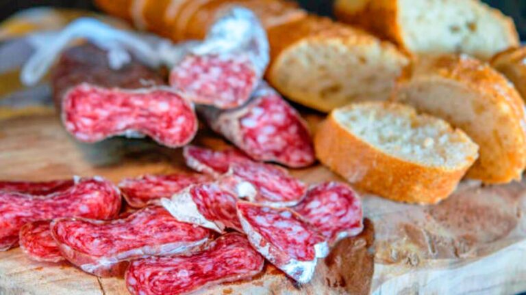 Un boucher expert met en garde contre le blanc du saucisson : "C'est une partie très..."