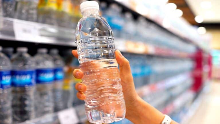 Adieu l’eau en bouteille: les scientifiques alertent, elle pourrait être nocive pour la santé