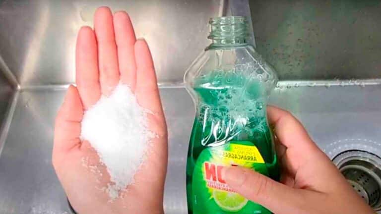 Ajoutez du sel dans votre liquide vaisselle pour régler votre plus grand problème de la cuisine