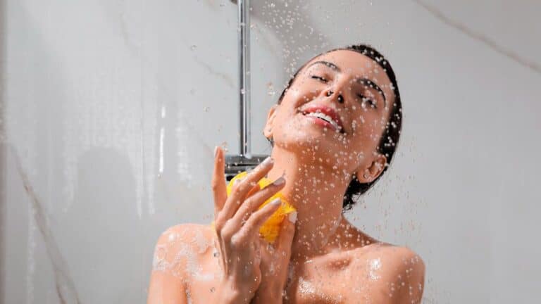Devez-vous prendre une douche le matin ou le soir ? La réponse surprenante de ces 2 médecins