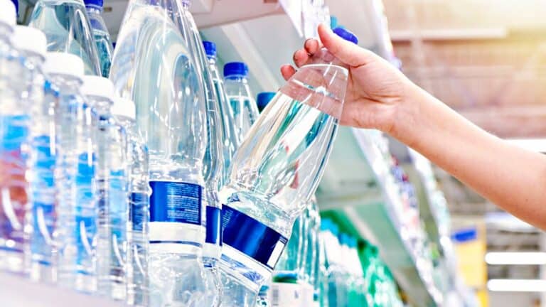 Eau du robinet contaminée : les 2 marques d'eau en bouteille les plus saines pour la santé, selon un médecin