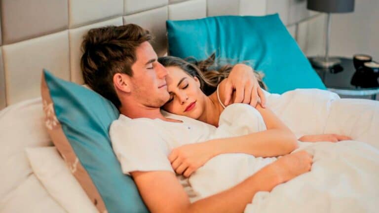 La psychologie explique ce que cela signifie qu’une personne s’endorme toujours en regardant un film