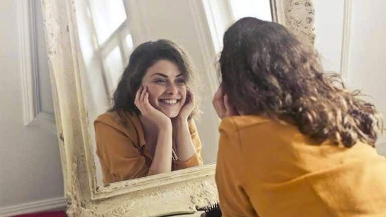 La vraie signification d’une personne qui parle seule : la réponse de la psychologie vous étonnera