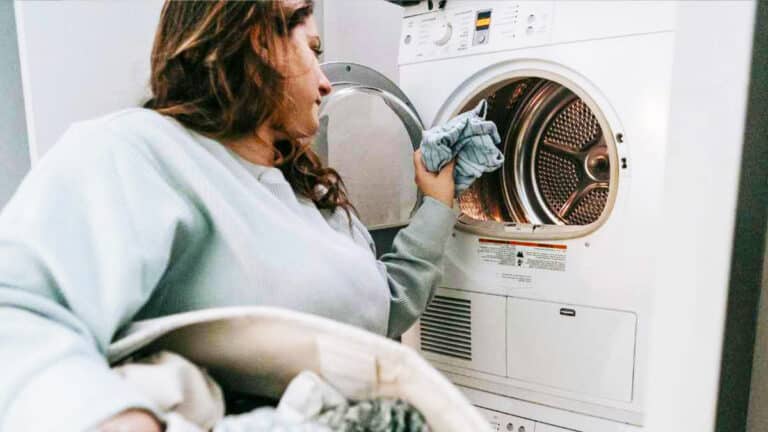 L’astuce avec la machine à laver pour optimiser le séchage du linge et réduire la facture d’électricité