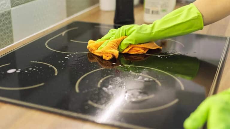 L’astuce miracle qui permet de retrouver votre plaque de cuisson comme neuve et sans frotter