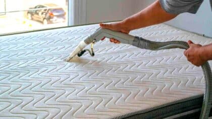 L’astuce radicale des hôtels pour éliminer les taches jaunes des matelas en un clin d’œil