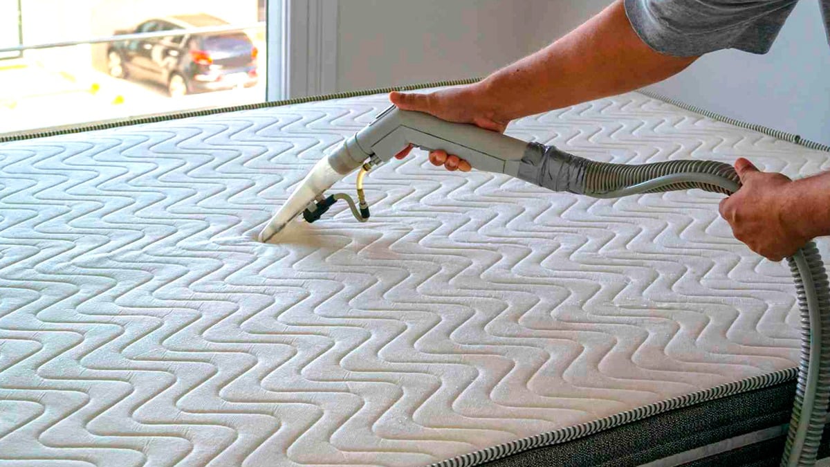 L’astuce radicale des hôtels pour éliminer les taches jaunes des matelas en un clin d’œil