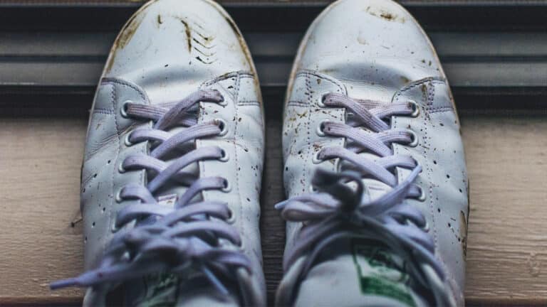 Le secret des experts pour laver vos baskets en machine et les retrouver comme neuves