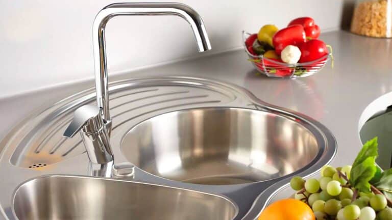 Ni bicarbonate ni savon : l’astuce simple pour nettoyer votre évier en inox et le rendre ultra brillant