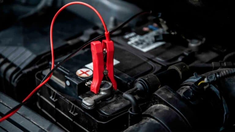 Ni en poussant ni pinces: l’astuce d’un mécanicien pour démarrer la voiture si la batterie est à plat